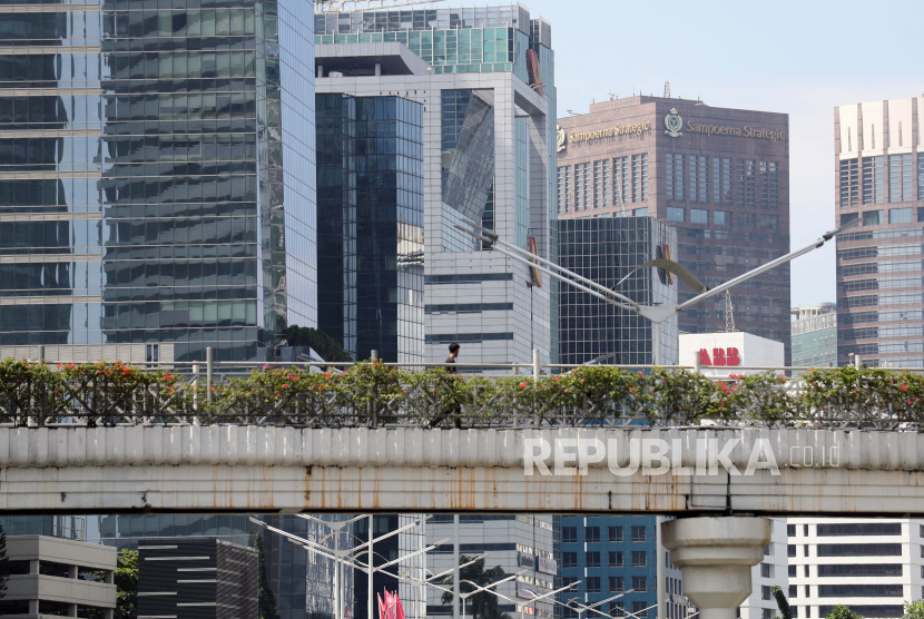  Seseorang berjalan di jalan layang di jalan Sudirman di Jakarta. Asian Development Bank (ADB) telah menyetujui pinjaman senilai 500 juta dolar AS atau sekitar Rp 7,8 triliun untuk mendukung reformasi Badan Usaha Milik Negara (BUMN) di Indonesia. 
