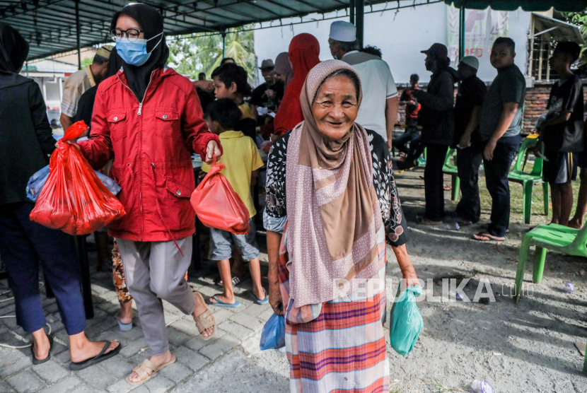 Orang-orang membawa tas berisi daging kurban selama perayaan Idul Adha di Medan, Sumatera Utara, Indonesia, 10 Juli 2022. Idul Adha adalah salah satu dari dua hari raya umat Islam yang dirayakan setiap tahun. Ini menandai ziarah Muslim tahunan (haji) untuk mengunjungi Mekah, tempat paling suci dalam Islam. 