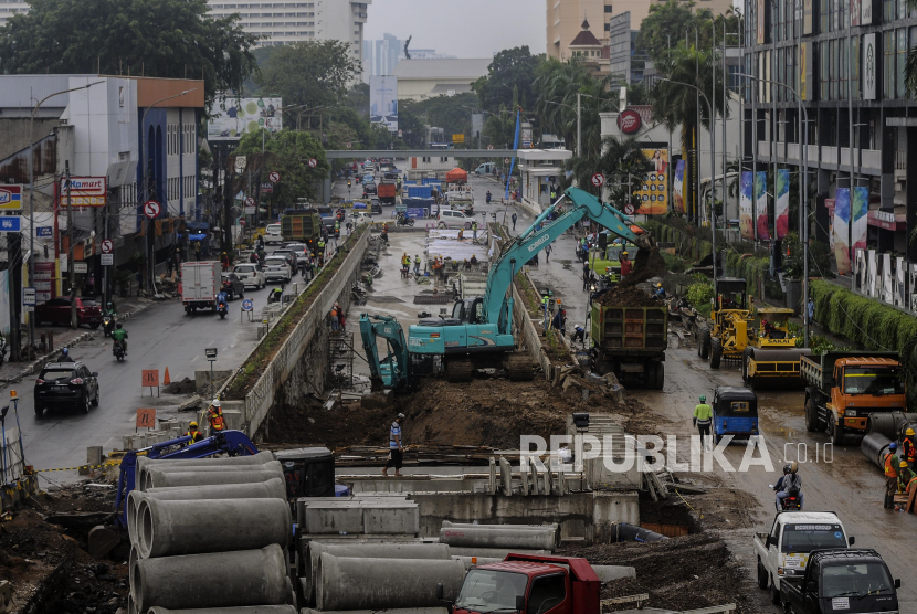 Pekerja menggunakan alat berat saat menyelesaikan pembangunan underpass Senen di Jakarta, Kamis (2/7). Pembangunan underpass Senen Extension terus dipercepat.