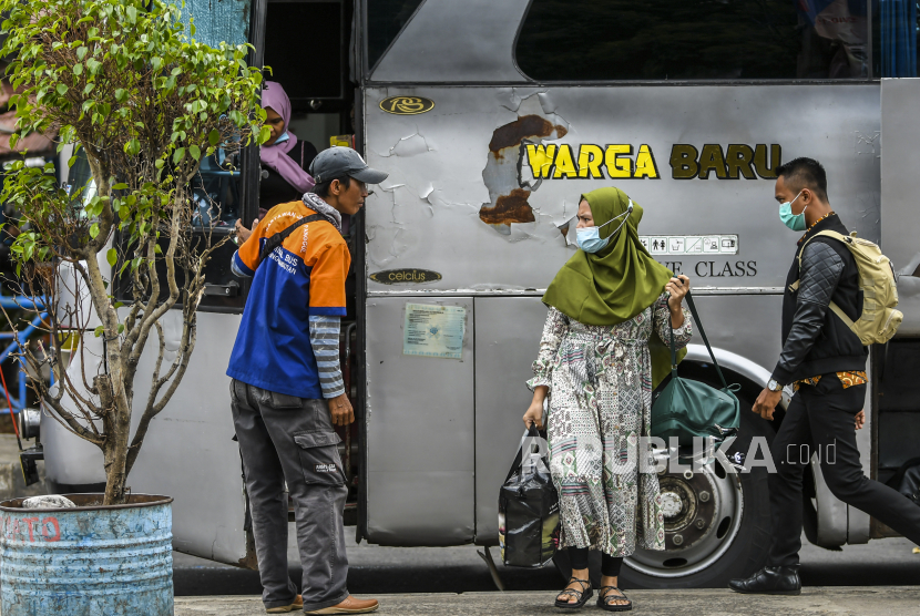 Penumpang tiba di Terminal Kampung Rambutan, Jakarta. Pemerintah pada tahun ini sepertinya tidak akan melarang mudik lebaran seperti tahun lalu. (ilustrasi)