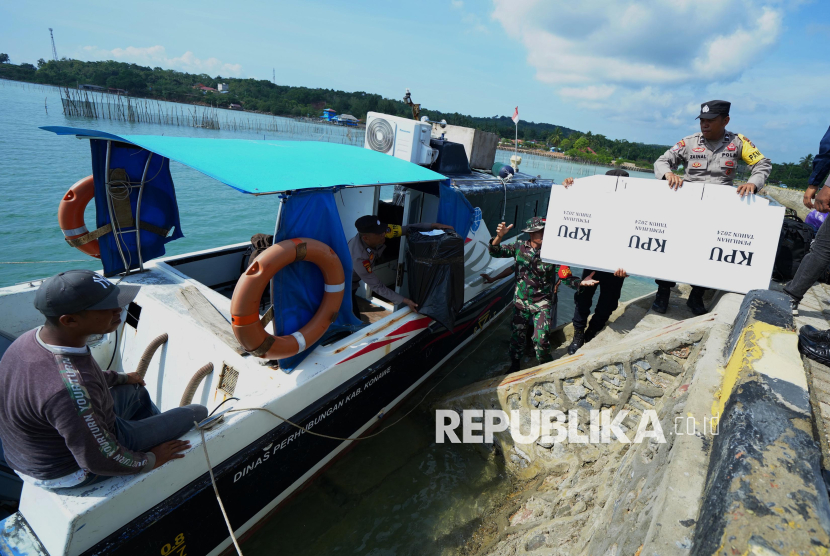 Personel Polisi dan TNI Angkatan Darat memasukan logistik Pilkada ke dalam perahu motor menuju Pulau Saponda Laut di Dermaga Soropia, Konawe, Sulawesi Tenggara, Selasa (26/11/2024). Petugas menempuh sekitar satu jam perjalanan menggunakan perahu motor dalam mendistribusikan logistik Pilkada ke dua desa dengan DPT 923 orang di Pulau Saponda Laut. 