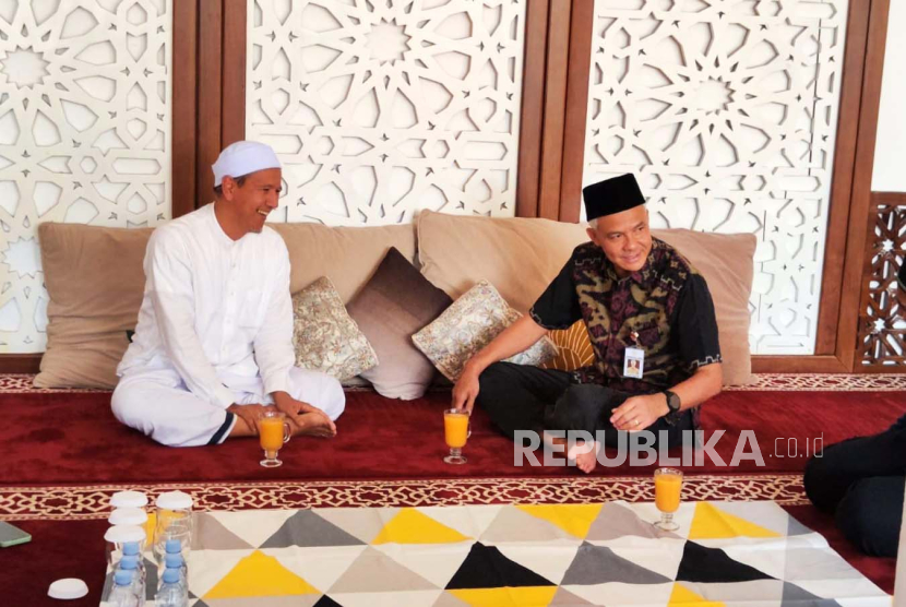 Capres Ganjar Pranowo mengunjungi dua tokoh agama, yakni Habib Novel bin Muhammad Alaydrus dan KH Abdul Rozaq Shofawi di Kota Solo, Selasa (8/8/2023).