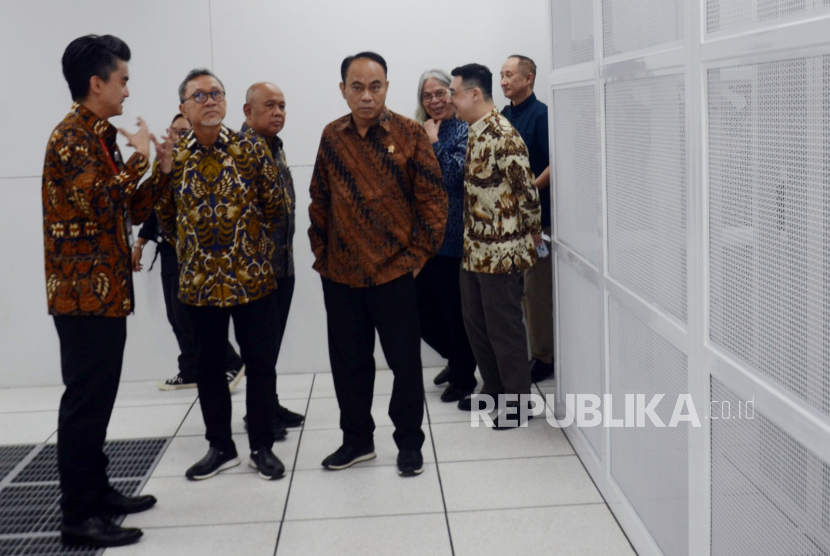 Sejumlah menterj mendengarkan penjelasan saat mengunjungi pusat data center E1 milik DCI Indonesia, Kamis (21/3/2024).