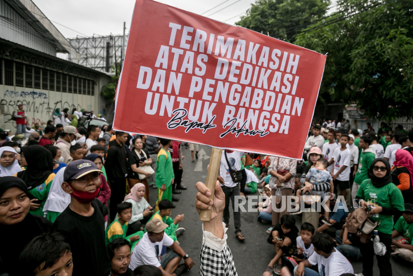 Warga membawa poster saat menyambut kedatangan Presiden ketujuh RI Joko Widodo di kediaman Sumber, Solo, Jawa Tengah, Ahad (20/10/2024). Joko Widodo kembali ke Solo usai purna tugas sebagai presiden selama dua periode dan digantikan Prabowo Subianto-Gibran Rakabuming Raka yang resmi menjabat sebagai Presiden dan Wakil Presiden Republik Indonesia masa bakti 2024-2029. 