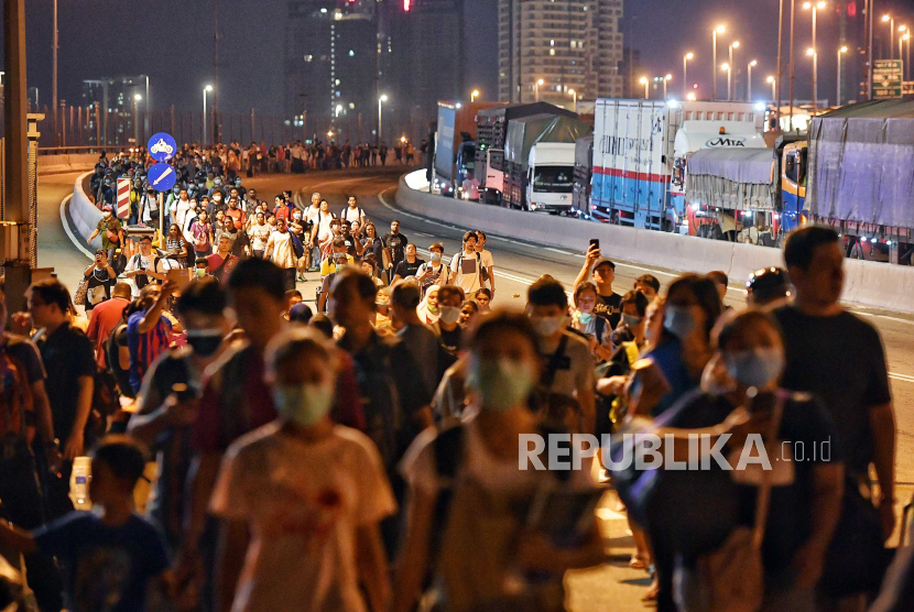 Orang-orang berjalan melintasi Causeway dari Malaysia menuju Woodlands Checkpoint tak lama sebelum pukul 22:00 di Singapura 17 Maret 2020 (dikeluarkan 18 Maret 2020).