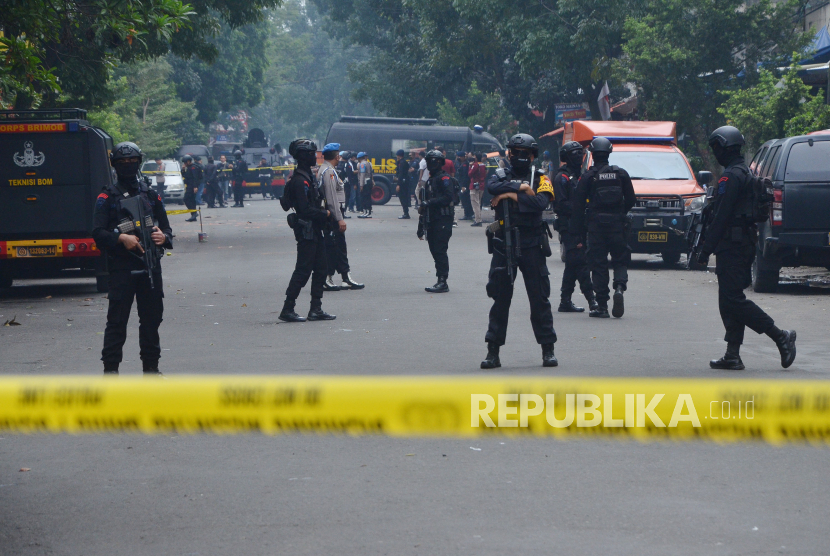 Petugas dari Brimob melakukan penjagaan di kawasan TKP bom bunuh diri di Markas Sektor Kepolisian Astana Anyar, Kota Bandung, Rabu (7/12/2022). Dalam peristiwa itu ada 11 orang yang menjadi korban. 10 orang merupakan anggota polisi dan satu orang warga sipil yang sedang melintas di sekitar lokasi kejadian. Sedangkan pelaku bom bunuh diri dipastikan tewas di lokasi.