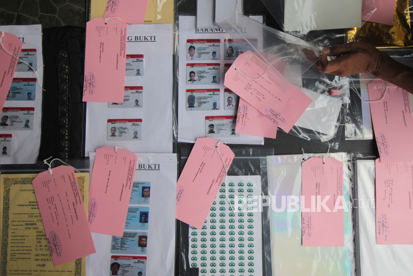 Polisi menunjukkan sejumlah barang bukti saat ungkap kasus pembuatan dokumen palsu di  Polda Jawa Timur.