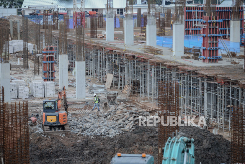 Workers are working at the shopping center construction project in Jakarta. Bank Indonesia asks the Indonesia private banks to immediately lowering their interest rates.