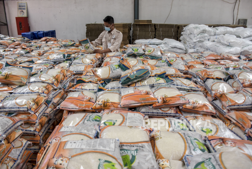 Petugas menata sejumlah bahan pokok di Komplek Pergudangan Bulog (ilustrasi). Kantor Wilayah Badan Urusan Logistik (Bulog) Sulawesi Tenggara menyiapkan paket pangan murah Ramadhan 1443 H.