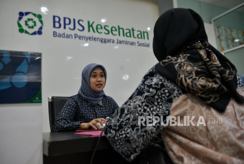 Petugas melayani masyarakat di Kantor BPJS Kesehatan Jakarta Selatan, Jakarta, Selasa (14/5/2024). Pemerintah menjadikan kepesertaan BPJS Kesehatan aktif sebagai syarat membuat SIM.