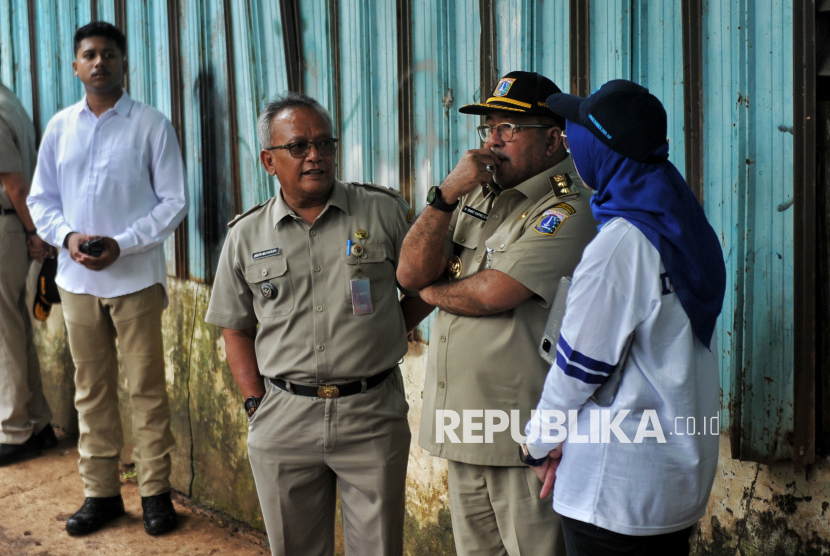 Wakil Gubernur DKI Jakarta Rano Karno (kedua kanan) meninjau pengerukan lumpur Kali Krukut di kawasan Cilandak Timur, Jakarta, Jumat (21/2/2025). Di hari pertama kerja pascapelantikan, Wakil Gubenur DKI Jakarta Rano Karno langsung melakukan tinjauan pengerukan lumpur di Kali Krukut Jakarta Selatan dan Kali Mookeervart di Jakarta Barat. Pengerukan lumpur merupakan salah satu program prioritas Pramono-Rano di 100 hari kerja mengingat, banjir merupakan salah satu persoalan di Jakarta yang tak kunjung selesai.