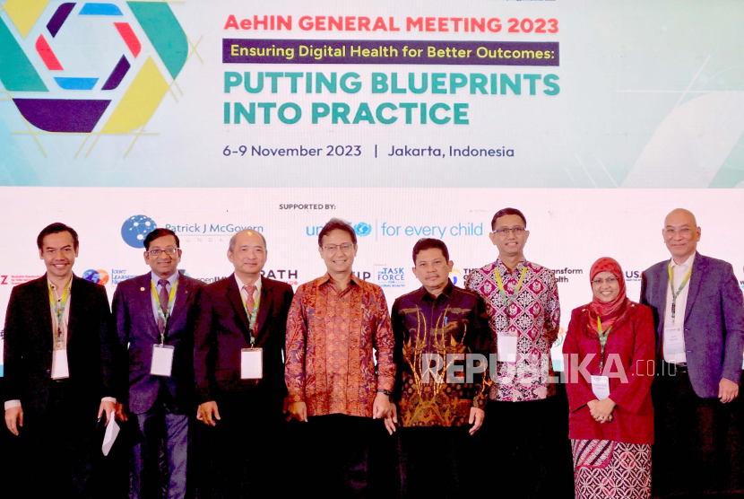 Menteri Kesehatan Budi Gunadi Sadikin dan Direktur Utama BPJS Kesehatan Ali Ghufrom Mukti dalam AeHIN General Meeting 2023 di Jakarta, Selasa (7/11/2023). 