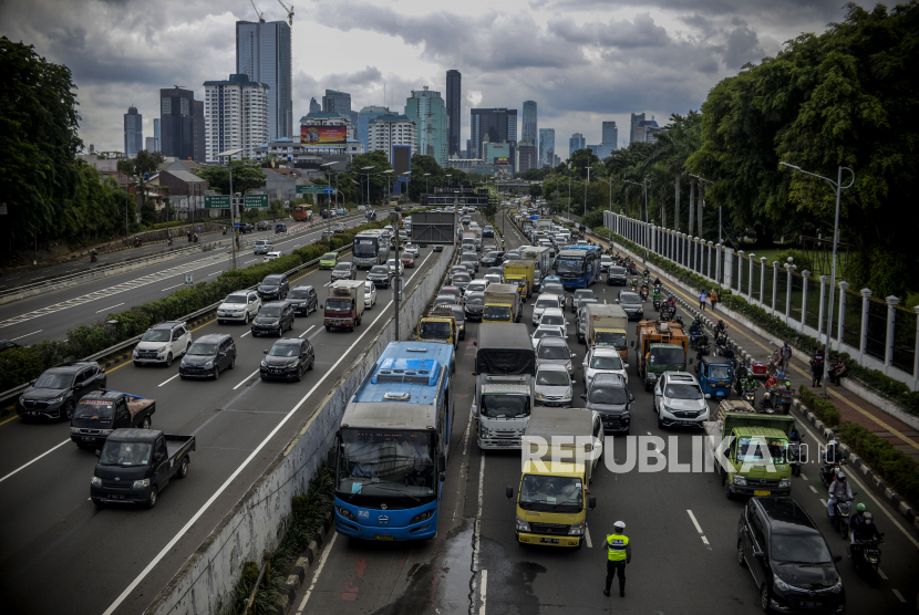 Anggota Komisi IX DPR, Nurhadi, menilai kebijakan peningkatan Pemberlakuan Pembatasan Kegiatan Masyarakat (PPKM) ke level 3 di Jabodetabek, DIY, Bali, dan Bandung Raya, merupakan langkah preventif yang patut diapresiasi. (Foto: Kemacetan di Jakarta)