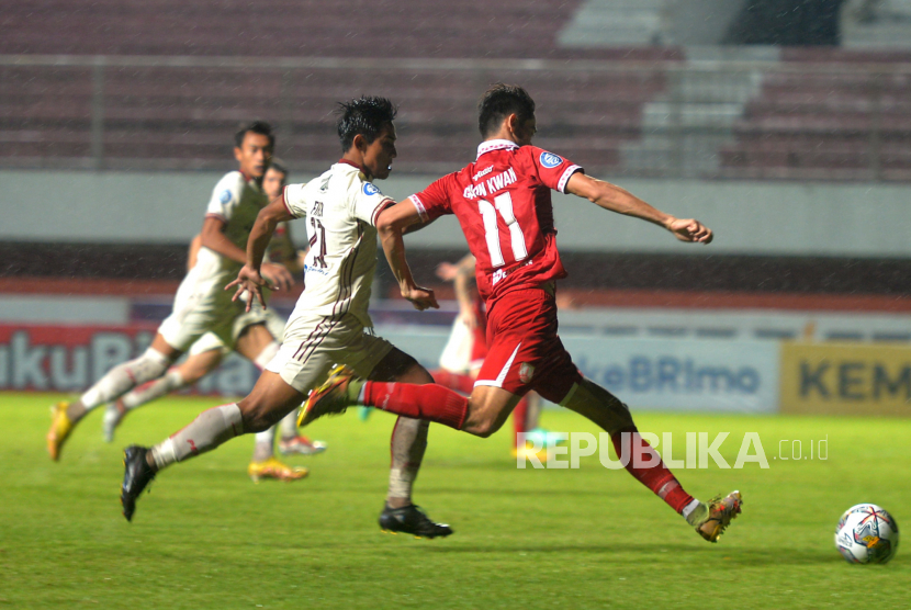 Bek kanan Persis Solo Gavin Kwan berhasil melewati bek kiri Persija Jakarta Firza Andika pada lanjutan BRI Liga 1 di Stadion Maguwoharjo, Sleman, Yogyakarta, Kamis (19/1/2023). Pada pertandingan ini Persis Solo berhasil mendapatkan poin penuh usai mengalahkan Persija Jakarta 1-0.