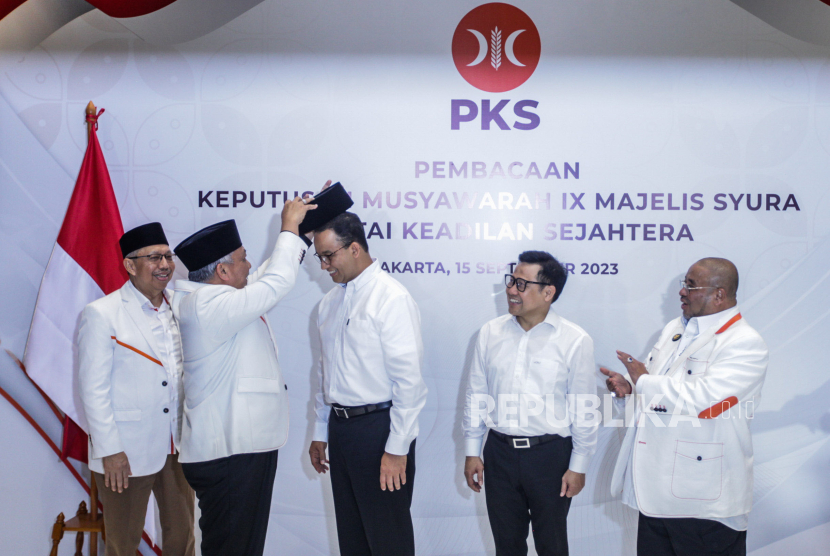 Presiden Partai Keadilan Sejahtera (PKS) Ahmad Syaikhu (kedua kiri) didampingi Sekjen PKS Aboe Bakar Alhabsyi (kanan) memasangkan peci ke kepala bakal calon presiden Anies Baswedan (tengah) dan bakal calon wakil presiden Muhaimin Iskandar (kedua kanan) usai Rapat Majelis Syuro PKS di kantor DPP PKS, Pasar Minggu, Jakarta, Jumat (15/9/2023). Rapat tersebut menghasilkan kepastian dukungan PKS terhadap pencalonan Ketua Umum PKB Muhaimin Iskandar sebagai pasangan Anies Baswedan dalam Pemilu Presiden 2024. 