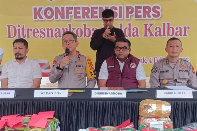 Polda gagalkan pengiriman 15,7 kg sabu dan puluhan ribu ekstasi.