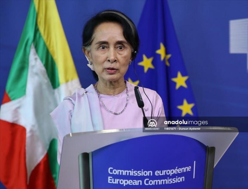 Menlu AS Antony Blinken menyerukan Myanmar untuk membebaskan Suu Kyi.