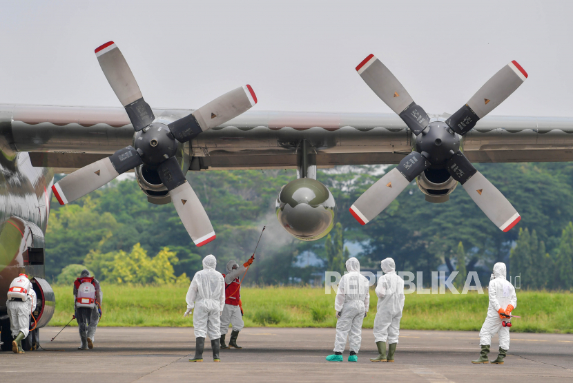 Pesawat C-130 Hercules di Lanud Halim Perdanakusuma, Jakarta Timur. Banyaknya warga sekitar yang menerbangkan layang-layang dapat mengganggu keselamatan penerbangan udara (ilustrasi).