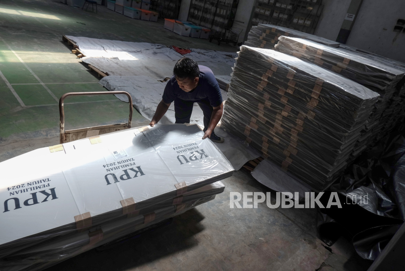 Petugas menata logistik bilik suara untuk Pemilihan Kepala Daerah (Pilkada) serentak 2024 di gudang logistik KPU Kota Surakata, Jawa Tengah, Senin (16/9/2024). KPU Kota Surakata menerima sebanyak 3.424 bilik suara yang akan didistribusikan ke 856 TPS di lima kecamatan se-Kota Solo. 