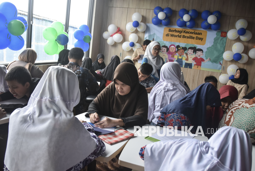 Antusiasme Siswa SLB Ikuti Kegiatan Belajar Menulis Braille