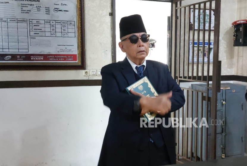 Pimpinan Ma'had Al-Zaytun Indramayu, Panji Gumilang, bebas dari Lapas Indramayu setelah menjalani hukuman selama satu tahun dalam kasus penodaan agama, Rabu (17/7/2024).