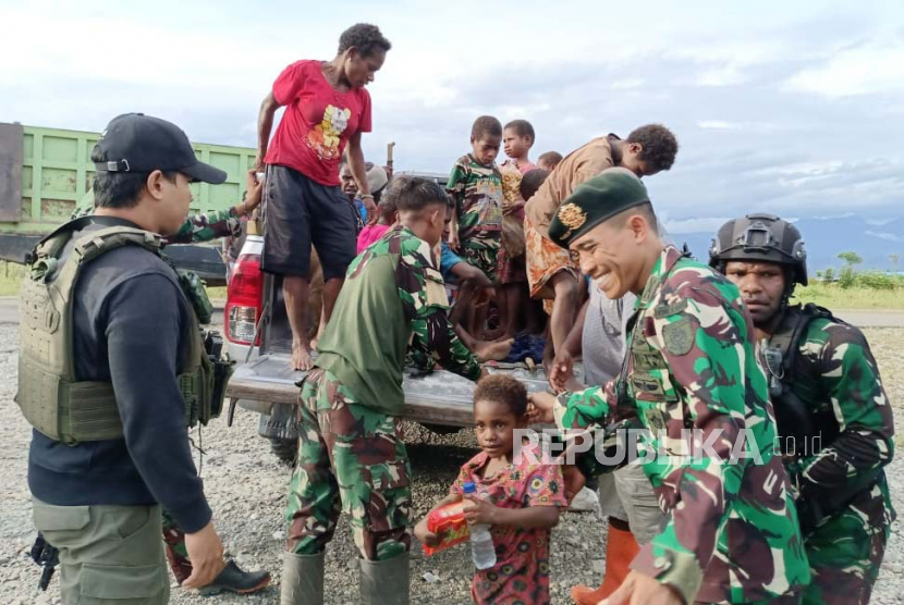 Tim gabungan TNI-Polri mengevakuasi penduduk Paro ke Pos Barak Baru Satgas Satuan Organik Korem 172/PWY Yonif R 514/SY, Distrik Kenyam, Kabupaten Nduga, Sabtu (11/2/2023) sore. 