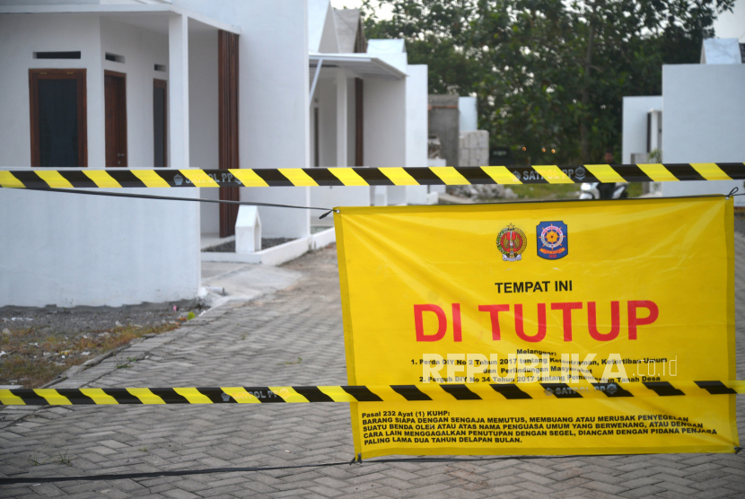Tanda penutupan bangunan milik Satpol PP DIY terpasang di bagian depan proyek perumahan di Maguwoharjo, Sleman, DI Yogyakarta (ilustrasi) 