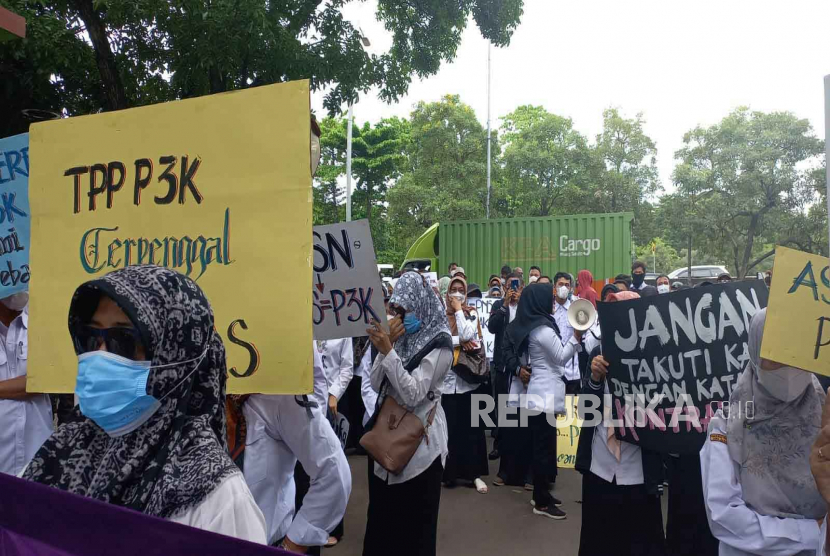 Ratusan guru Pegawai Pemerintah dengan Perjanjian Kerja (P3K) Kota Bekasi menggelar aksi unjuk rasa di depan kantor Wali Kota Bekasi, Senin (10/4/2023. Mereka protes atas penurunan tunjungan pendapatan penghasilan (TPP) sekitar 75 persen tanpa ada ada kesepakatan dari P3K. 