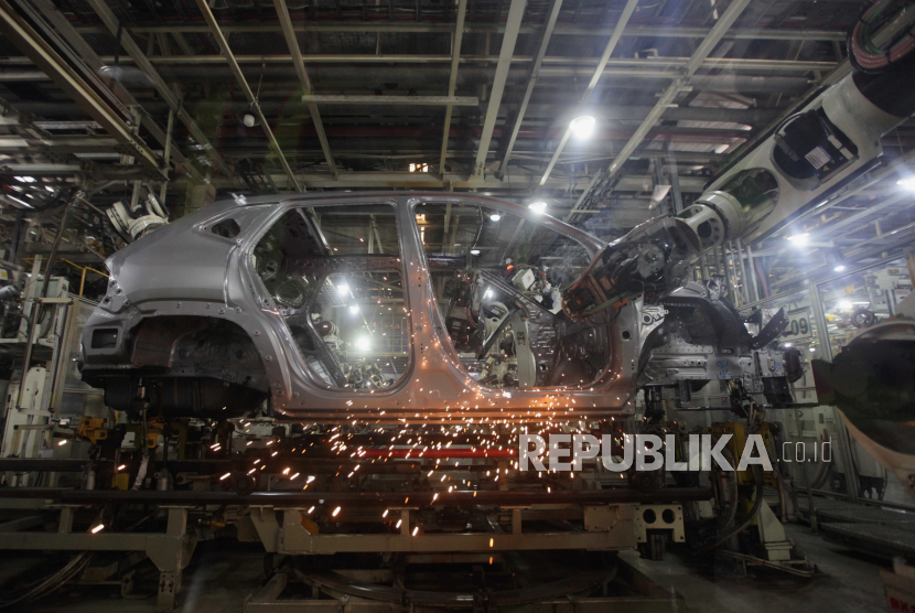 Proses perakitan mobil di pabrik sebuah perusahaan otomotif di Karawang, Jawa Barat, Senin (7/8/2023).