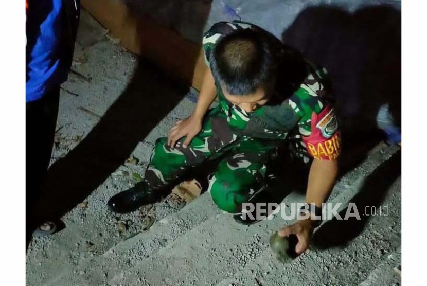 Sebuah granat ditemukan di rumah warga yang akan direnovasi di kawasan Jalan PHH Mustofa, Kelurahan Padasuka, Kecamatan Cibeunying Kidul, Kota Bandung, Jawa Barat. 