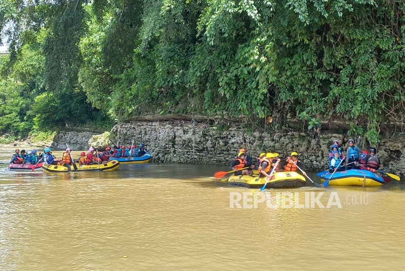 Para peserta kegiatan Tasik Baseuh arung jeram di aliran Sungai Ciwulan, Kecamatan Kawalu, Kota Tasikmalaya, Jawa Barat, Ahad (14/1/2024).