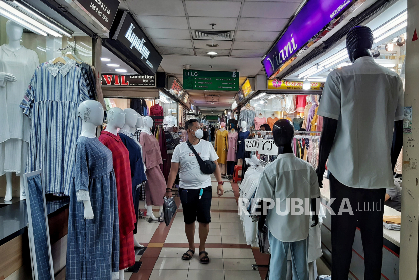 Pengunjung mengamati pakaian yang dijual di Pasar Tanah Abang, Jakarta, Jumat (3/12) jelang libur Natal dan tahun Baru. (ilustrasi/Republika). 