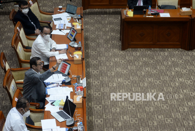 Menteri Hukum dan HAM Yasonna Laoly mengikuti Rapat Kerja dengan Komisi III DPR di Kompleks Parlemen, Senayan, Jakarta, Rabu (9/6). Rapat tersebut membahas rencana kerja bidang legislasi di tahun 2021 dan evaluasi terhadap pelaksanaan rencana prioritas kerja Kementerian Hukum dan HAM tahun 2021 di bidang pemasyarakatan dan keimigrasian.