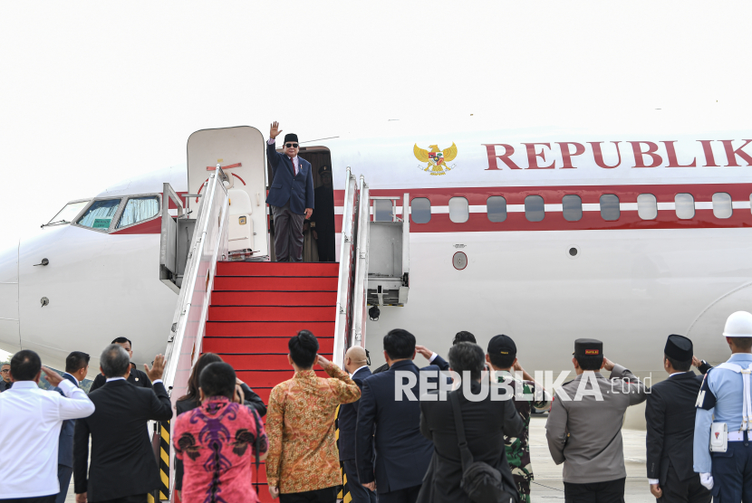 Presiden Prabowo Subianto melambaikan tangan dari atas pesawat saat akan bertolak menuju China di Pangkalan TNI AU Halim Perdanakusama, Jakarta, Jumat (8/11/2024). Pesawat presiden berganti corak.