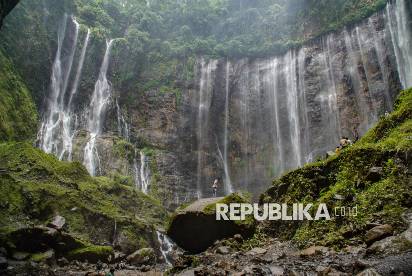 Wisatawan mengunjungi air terjun Tumpak Sewu di Ampelgading, Kabupaten Malang, Jawa Timur, (ilustrasi)