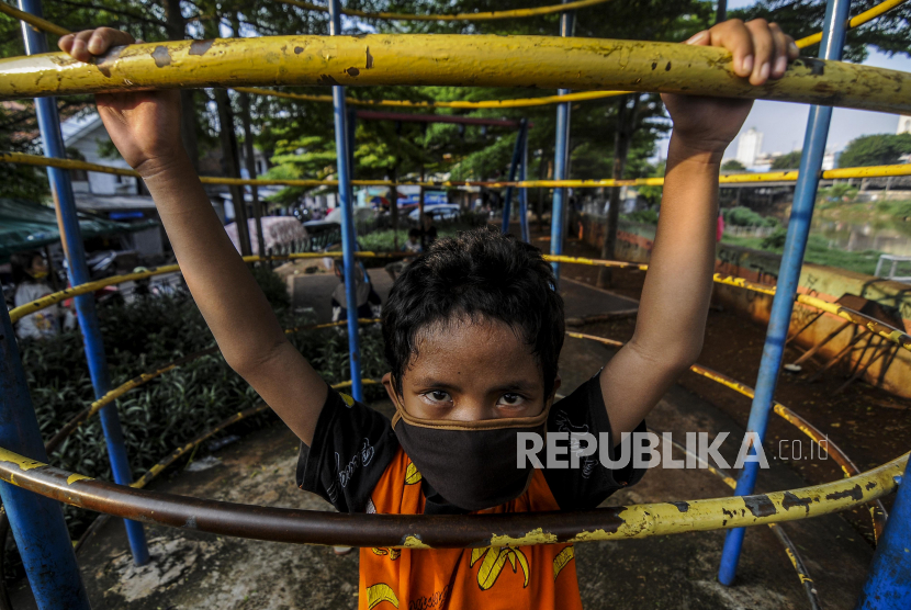 Seorang anak bermain menggunakan masker di kawasan Petamburan, Jakarta, Senin (5/10). Ikatan Dokter Anak Indonesia (IDAI) mencatat kasus anak di Indonesia yang terinfeksi Covid-19 hingga 10 Agustus 2020 terdapat 3.928 anak  dan meninggal dunia sebanyak 59 anak yang merupakan kasus tertinggi di Asia. Republika/Putra M. Akbar