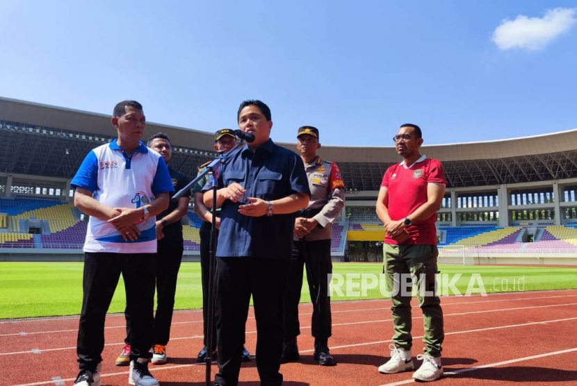 Ketum PSSI Erick Thohir cek kesiapan stadion Manahan untuk laga penyisihan AFC U23, Ahad (4/6/2023).