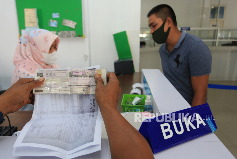 Petugas melayani pemilik kendaraan untuk membayar pajak saat Program Pemutihan Pajak Kendaraan Bermotor di kantor Sistem Administrasi Manunggal Satu (Samsat) Banda Aceh, Aceh, Rabu (1/12/2021). (Ilustrasi)
