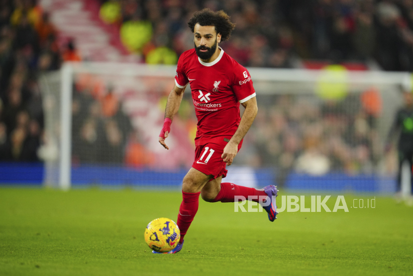 Mohamed Salah mengontrol bola pada pertandingan sepak bola Liga Primer Inggris antara Liverpool dan Manchester United di Stadion Anfield di Liverpool, Inggris, Ahad, 17 Desember 2023.