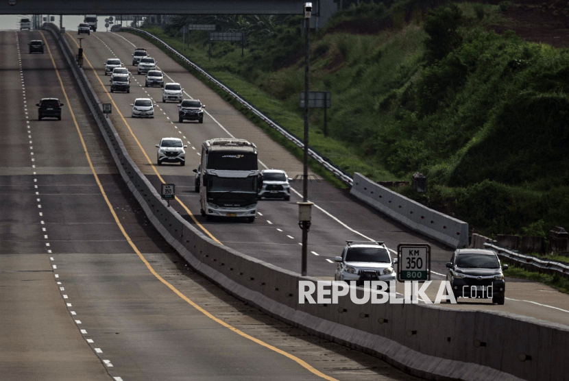 Kendaraan melintas di Jalan Tol Semarang-Batang, Jawa Tengah, Selasa (9/4/2024).