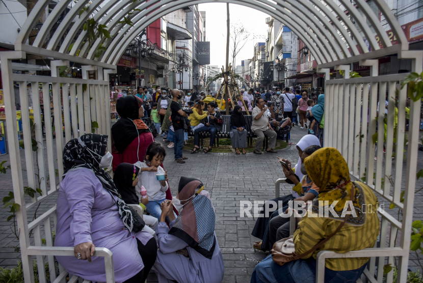 Warga beraktivitas di Jalan Dalem Kaum, Kota Bandung. Kasus Covid-19 di Bandung ditemukan paling banyak adalah orang tanpa gejala (OTG) dan kebayangakan adalah mereka yang hendak bepergian. (ilustrasi)