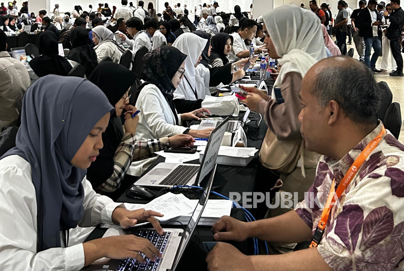 Situasi kepadatan massa pemilih pada pemungutan suara Pemilu 2024 di World Trade Center (WTC) Kuala Lumpur. KPU sebut pemungutan suara ulang di Kuala Lumpur telah diizinkan pemerintah Malaysia.