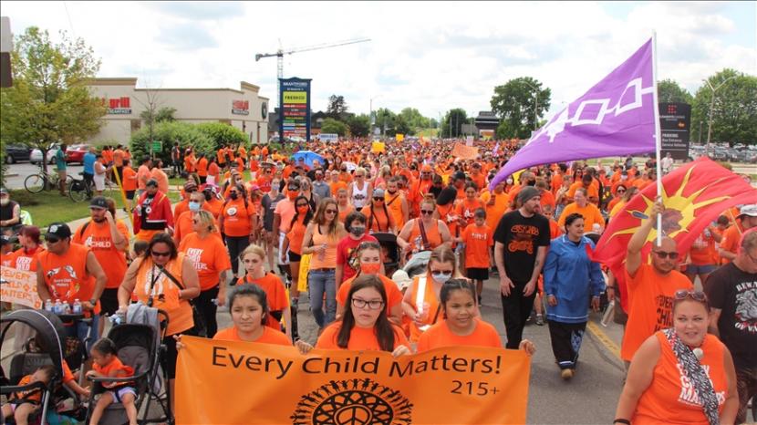 Puluhan ribu warga Kanada memperingati Hari Kanada yang jatuh pada 1 Juli dengan turun ke jalan-jalan mengenakan kemeja oranye.