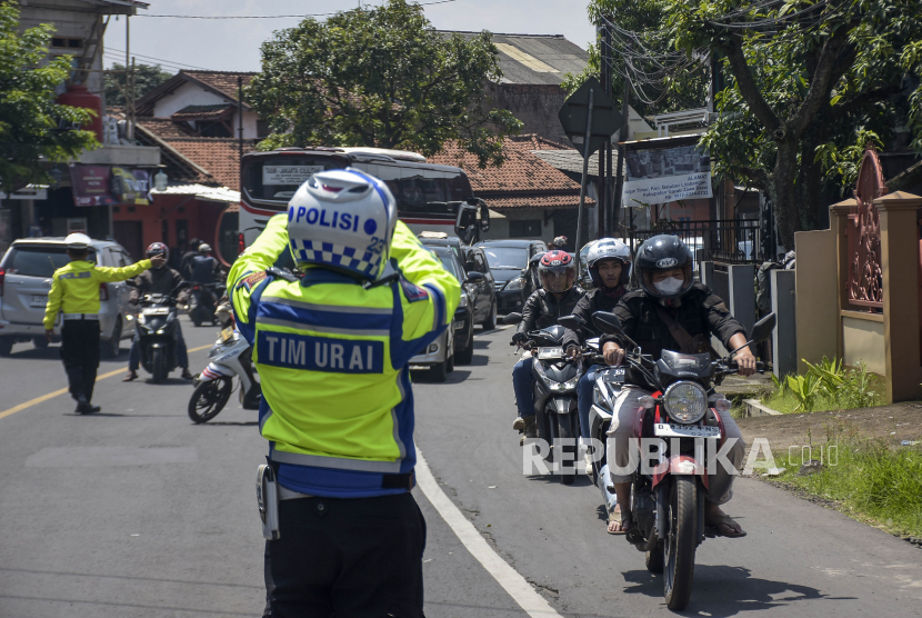 (ILUSTRASI) Polisi melakukan pengaturan lalu lintas di wilayah Kabupaten Garut, Jawa Barat.
