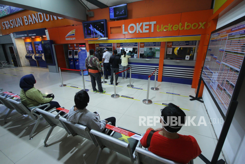 PT Kereta Api Indonesia (Persero) atau KAI memastikan saat ini penumpang yang ingin menggunakan kereta jarak jauh dari dan ke Jakarta tidak perlu lagi membawa Surat Izin Keluar masuk (SIKM) DKI Jakarta.
