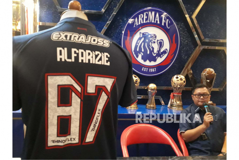 Arema FC merilis desain jersey baru untuk kompetisi BRI Liga 1 2023-2024 di Kantor Arema FC, Kota Malang, Sabtu (1/7/2023).