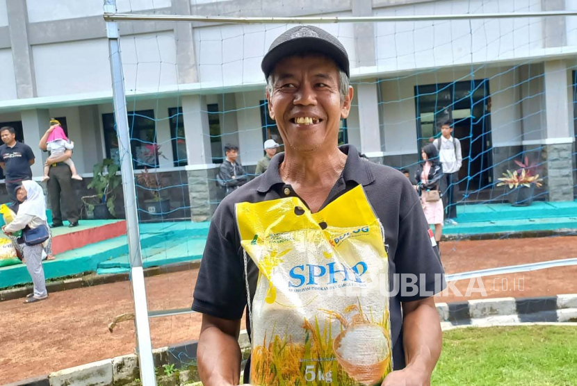 Warga antusias mendatangi stan Bulog yang menjual beras SPHP di Jalan Setiabudi Bandung, Jawa Barat, Rabu (3/4/2024). 
