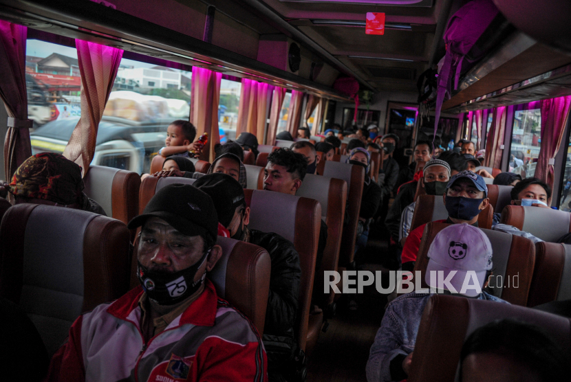 Pandemi covid 19 masih akan mewarnai suasana liburan maupun cuti bersama 2021 ini. Foto warga menunggu keberangkatan di terminal bayangan Gerbang Tol Cileunyi, Kabupaten Bandung, Jawa Barat (ilustrasi) 