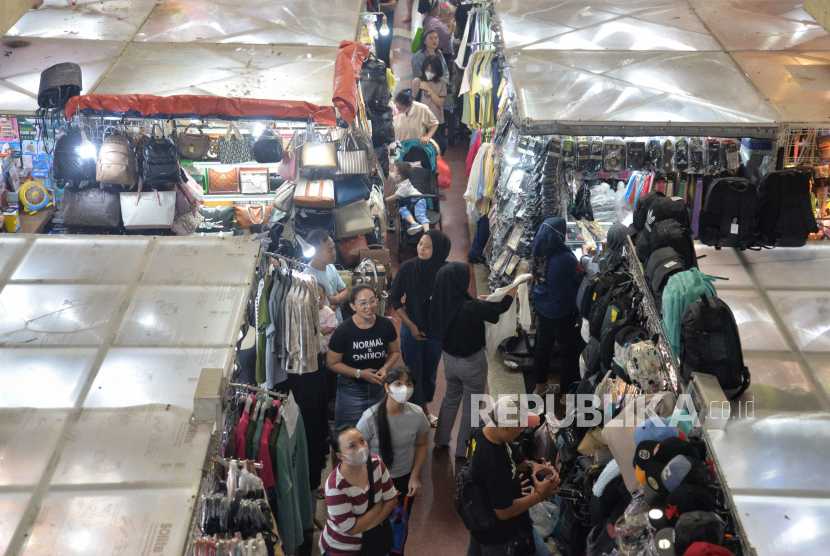 Pengunjung mencari barang kebutuhan di ITC Mangga Dua, Jakarta, Ahad (17/3/2024). Belanja masyarakat terhadap produk fashion dan makanan/minuman cenderung meningkat saat Ramadhan. Momentum tersebut dimanfaatkan kalangan pedagang untuk meningkatkan omzet jualan mereka.
