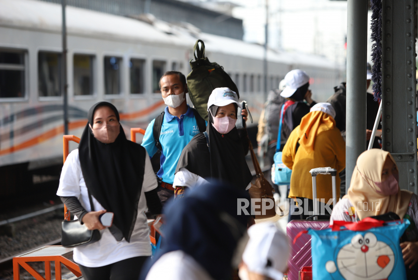 PT Kereta Commuter Indonesia (KAI Commuter) memprediksi jumlah pengguna kereta api lokal di wilayah Surabaya pada masa arus mudik angkutan lebaran 2023 mencapai 555.021 orang, naik tujuh persen dari tahun 2022 sebesar 519.447 orang.